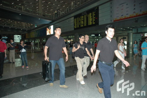 组图: 刘德华 抵京 保镖 护驾