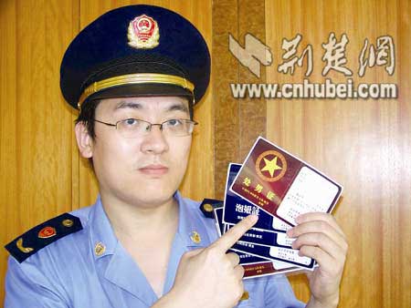 校园周边商贩赚昧心钱 向小学生售泡妞证(图)-