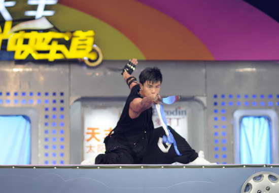 功夫派身怀绝技引少女尖叫 呼吁关心弱势群体