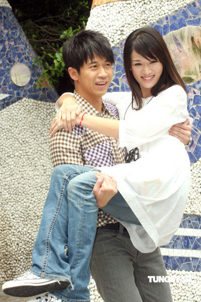 组图:<em>光良</em>瞒着<em>女友</em>与陈乔恩咖啡厅甜蜜拥抱-光