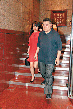富豪聚头中环饭局 刘銮雄体贴护送<em>吕丽君</em>-<em>吕丽</em>