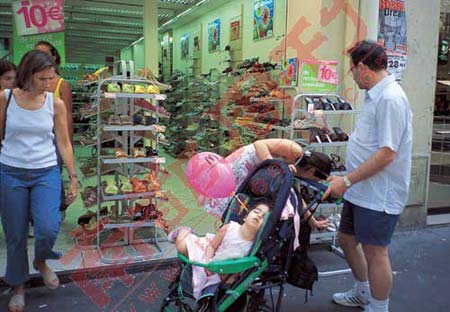 法国物价攀升优雅变廉价 市民垃圾箱里淘宝(图