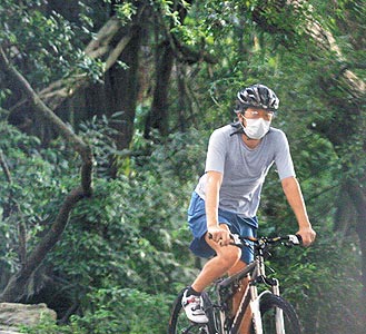周星驰遭朱茵暗指劈腿 骑自行车戴罩开溜(组图