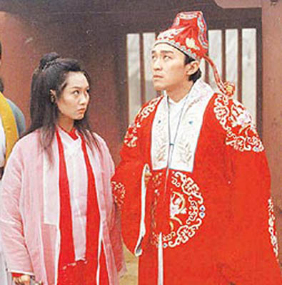 周星驰遭朱茵暗指劈腿 骑自行车戴罩开溜(组图