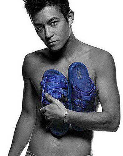 高调复出代言<em>拖鞋</em> 陈冠希一脸冷酷裸露上半身