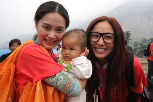 Twins往四川欢度中秋 阿娇做义工否认铺路(图