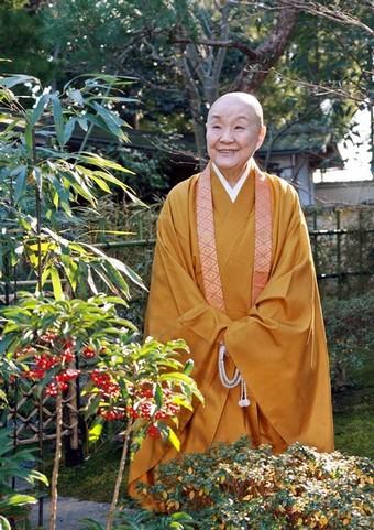 86岁高龄参加出版革命 日本女尼写手机小说-女