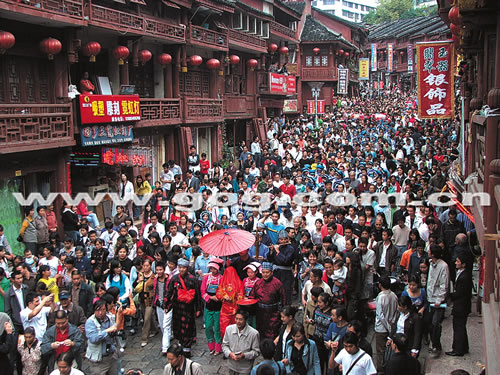 贵州都匀石板古街 上演布依婚俗表演