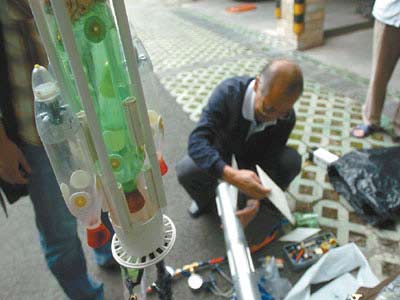 重庆老人用可乐瓶自制火箭 可射数百米高空-火