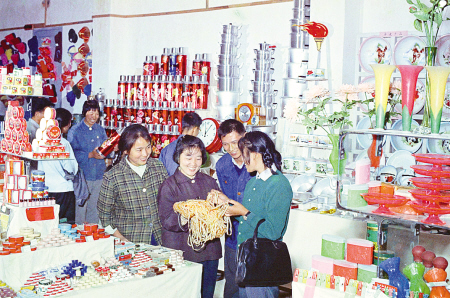 图为上世纪80年代的宁波第二百货商店(余德富 摄)