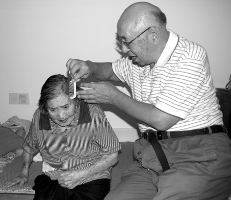 古稀孝子情暖百岁老母