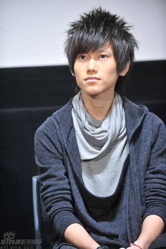 以及两位男演员毛弟