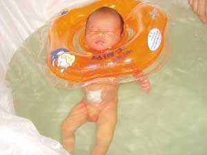 讲究?(图)-新生儿游泳,婴儿游泳,家长,喂奶,低体