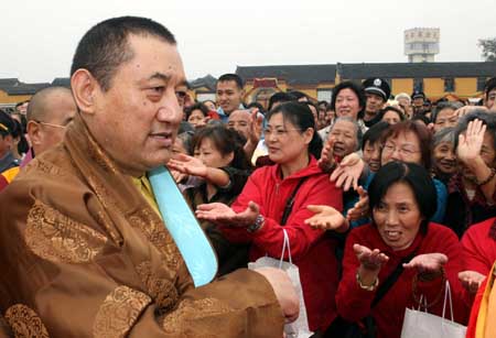 中国佛教协会副会长,香根·巴登多吉大活佛与信徒在一起.