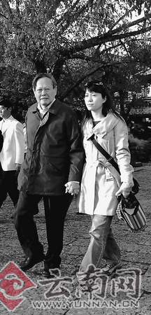 杨振宁翁帆牵手逛丽江:我瞧什么东西都好看-杨