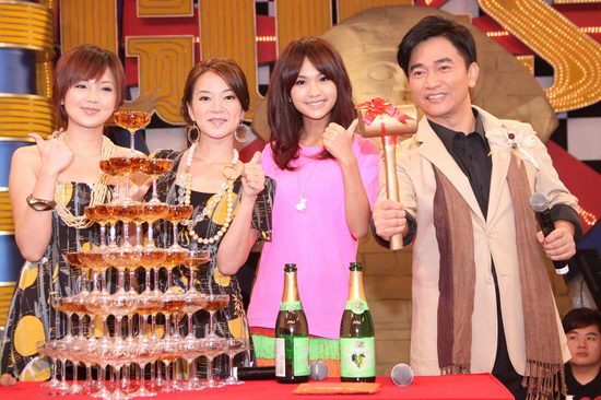 杨丞琳回娘家献吻 夸宪哥主持金钟稳重大方-