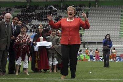 智利总统主持新球场开球礼 皮鞋踢飞3米外-总