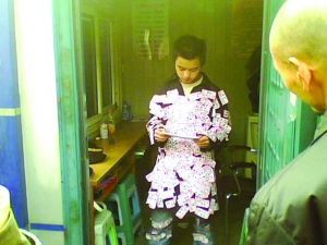 派卡男孩被城管贴满办证卡片示众(图)-卡娃,办