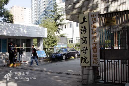 上海商学院失火 4名女生手抓栏杆求生终坠亡-