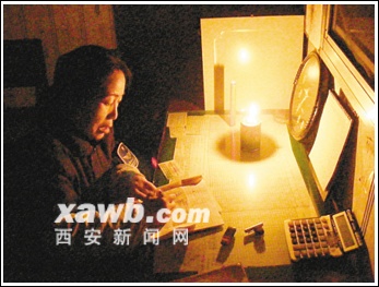 公交车调度亭停电十余天 调度员点蜡上夜班(图