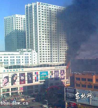 齐齐哈尔一购物休闲广场19日中午发生火灾(图