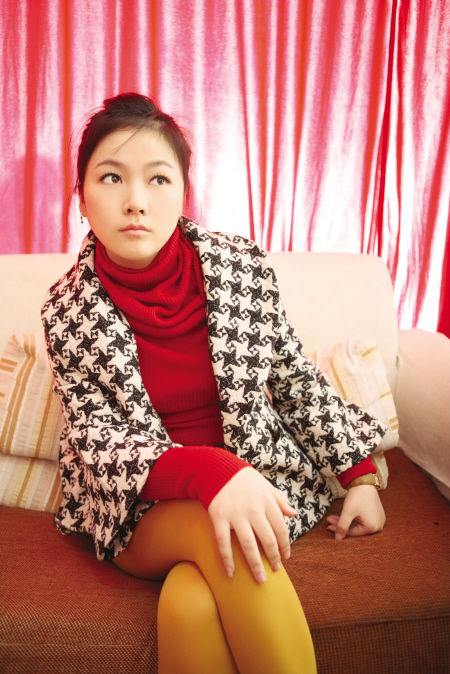 <em>红色</em>毛衣+<em>黑白</em>千鸟格短外套+灰色<em>短裤</em>+黄色彩