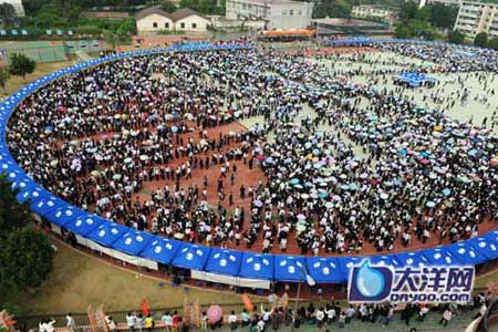 大学生招聘会 求职者排3小时投1份简历-招聘会