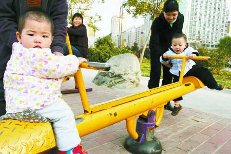 郑州满月婴儿报班上课 2000元仅学会满屋跑(图