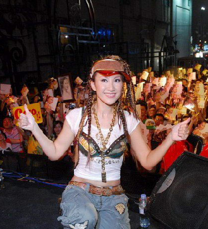 <em>美女</em>明星内衣外<em>穿</em>比拼<em>性感</em>(组图)-马甲式,内衣