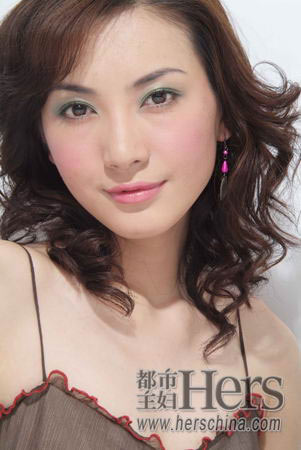 熟女<em>贴心</em>气质腮红<em>打造</em>法[组图]