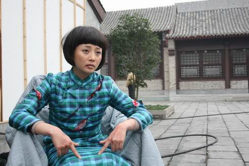 天气渐冷横店地贵 殷桃低调拍摄《东方红》(图