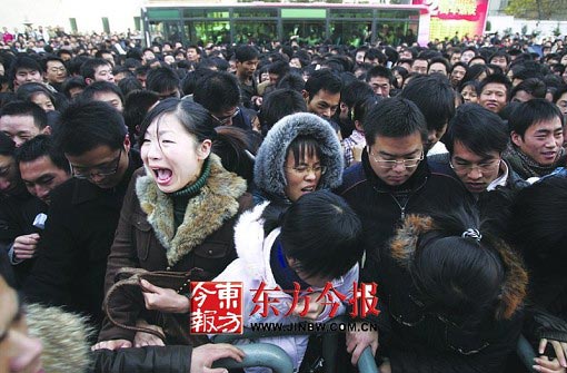 河南省冬季人才交流会火爆 1.7万人挤破大门[图