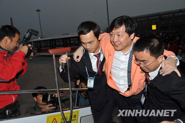 中国大陆首架直航台湾包机从深圳起飞[组图]-深