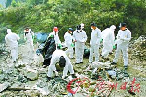 四川18名地震遇难者遗体深埋半年后被发掘(图