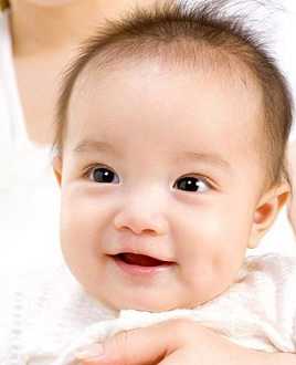 给宝宝喂药千万别捏鼻子灌-感冒药,给宝宝喂药