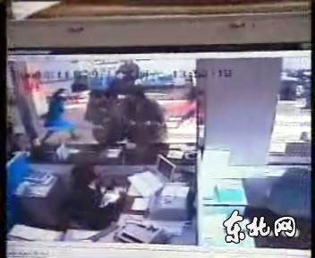 储户存款银行内被抢10万 质疑银行安保漏洞(图