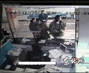 储户存款银行内被抢10万 质疑银行安保漏洞(图