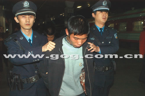 歹徒抢劫情侣后将男方抛下山崖(图)-抢劫,小胖