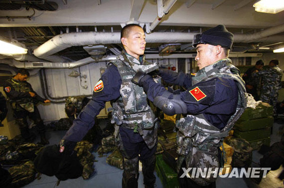 组图:中国海军护航特战队员演练反海盗战术