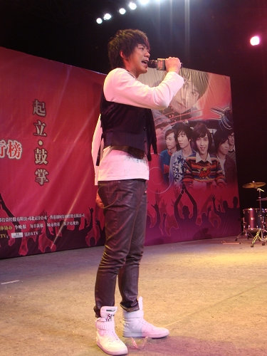 信亮相深圳确定内地跨年 牵手谭维维飙高音-音