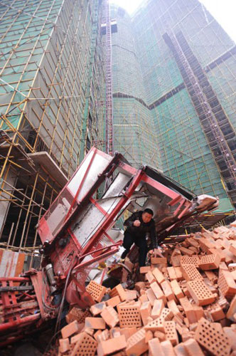 长沙工地升降机挂篮坠落17人死亡1人重伤-挂篮