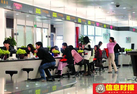 广州市政务中心服务窗口工作人员边工作边聊天