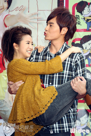 郑元畅林依晨为新剧博收视 现场示范亲密拥抱