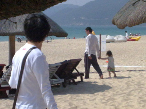 李亚鹏拉着小李嫣,十足慈父模样