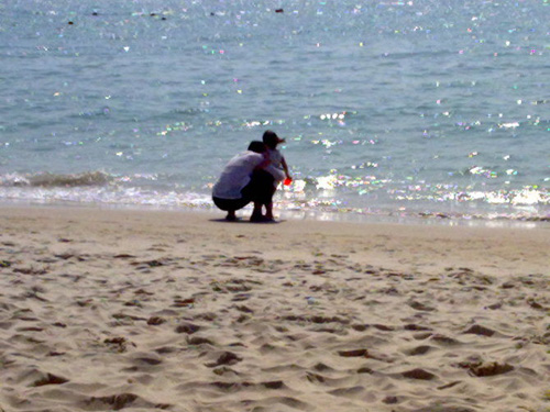 李亚鹏与李嫣海边共话,父女情深
