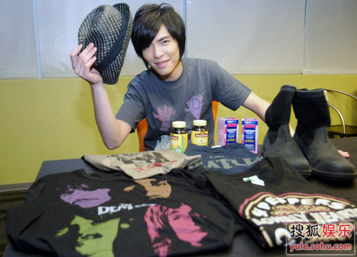 赴美学习不懂英文很尴尬 萧敬腾秀血拼成果(图