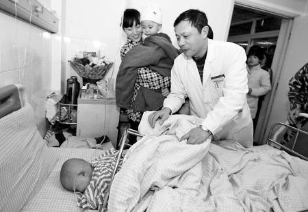 小家乐昨日接受植皮手术 手术很成功-孩子,医生