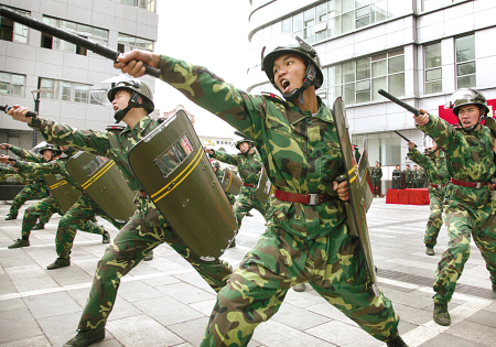 昨日海曙区人武部举行反恐维稳连演练