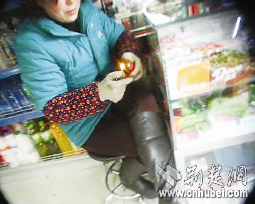 路边小店公然销售 麻果火机 专供吸毒人员使用