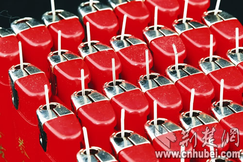 路边小店公然销售 麻果火机 专供吸毒人员使用